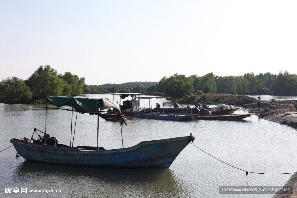 河畔停泊的古朴渔船