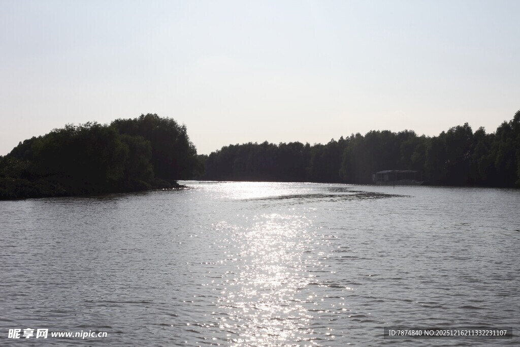 波光粼粼的宁静湖面