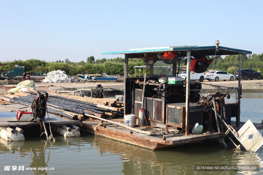 停靠码头的老旧船只