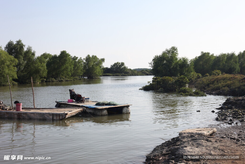 宁静河畔木质码头景象