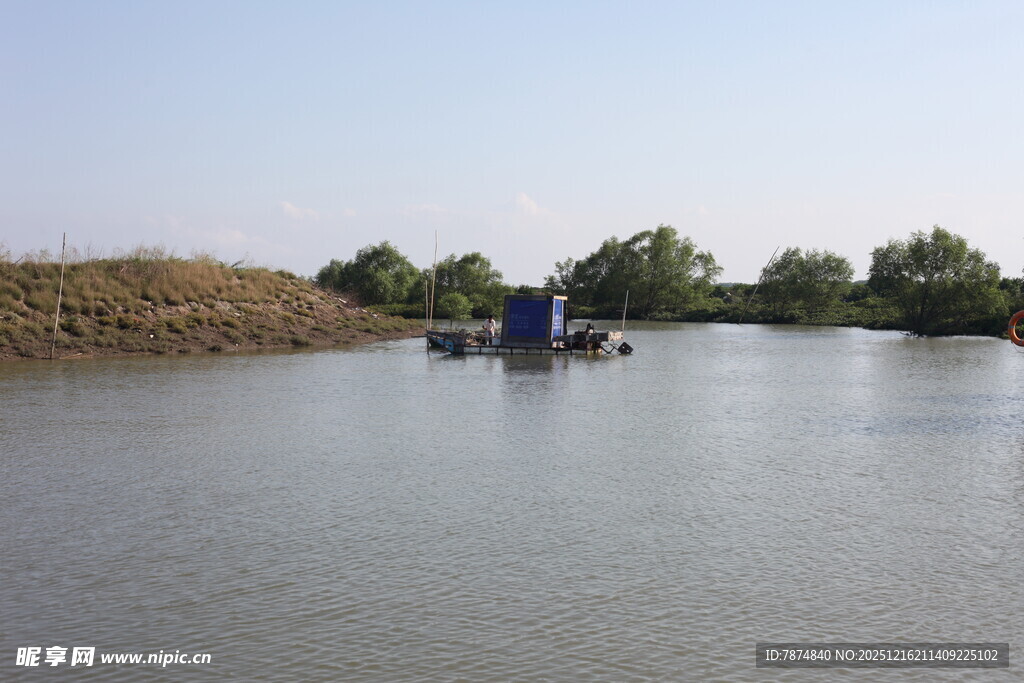 河上船只与岸边绿树景象