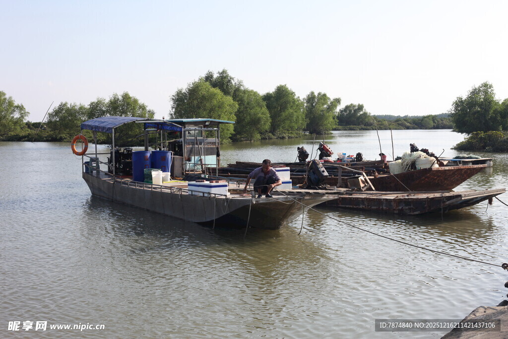 河边停泊的几艘船只