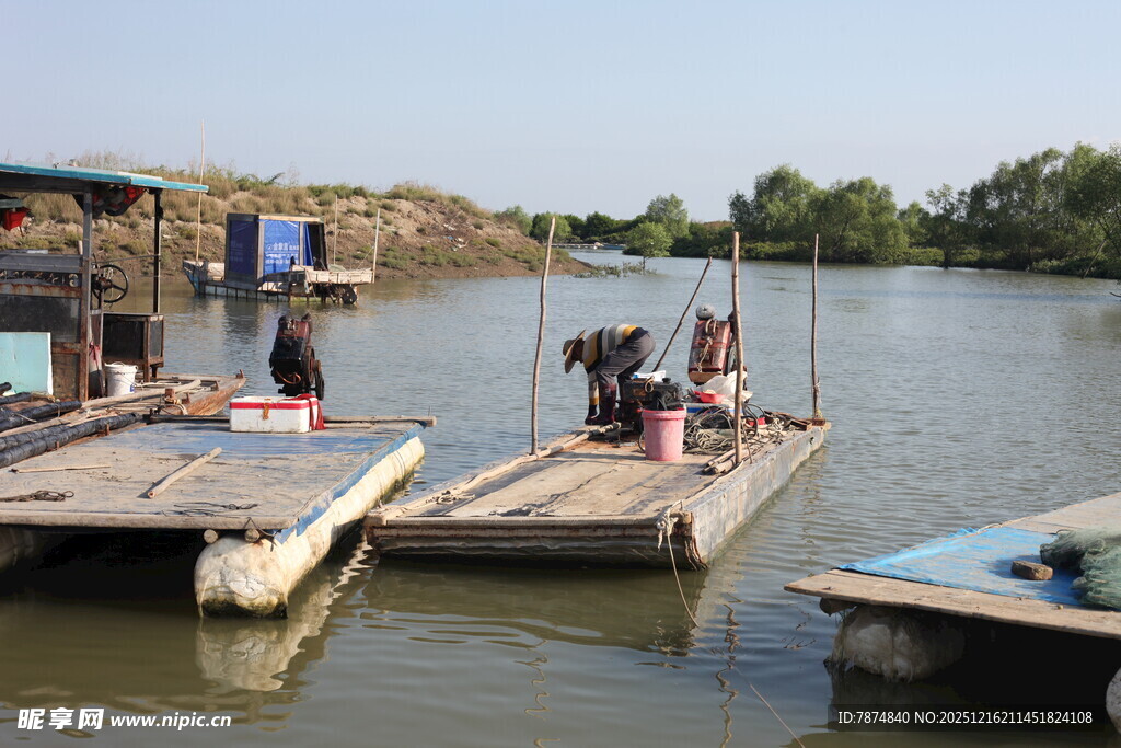 河边停靠的简易船只