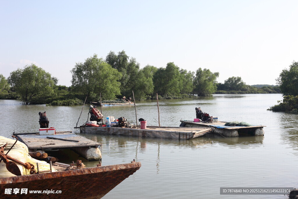 河上船只与岸边景象