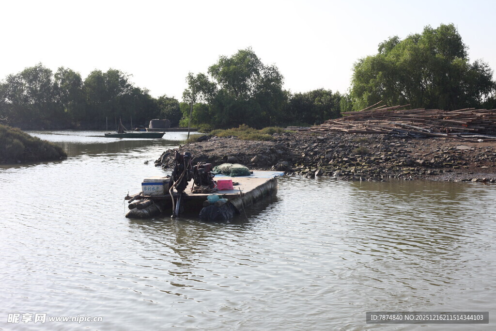 河边小船旁的劳作场景