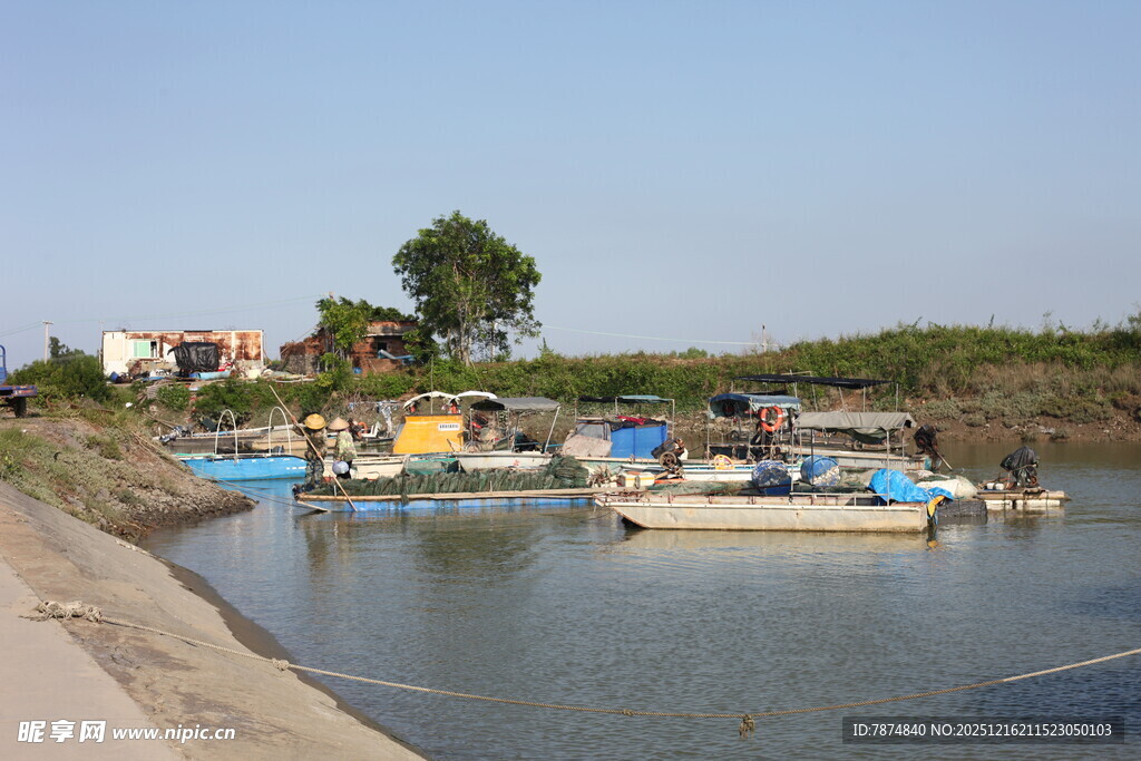 宁静河畔停泊的多彩船只