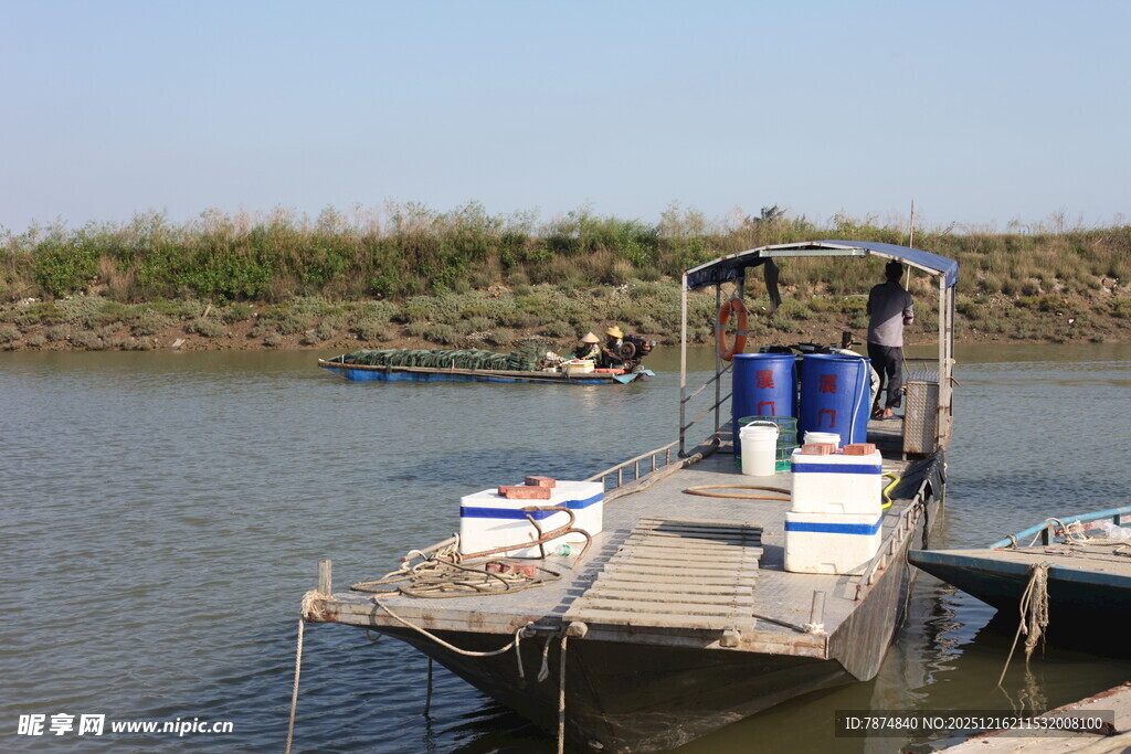 河边停靠的载人小船