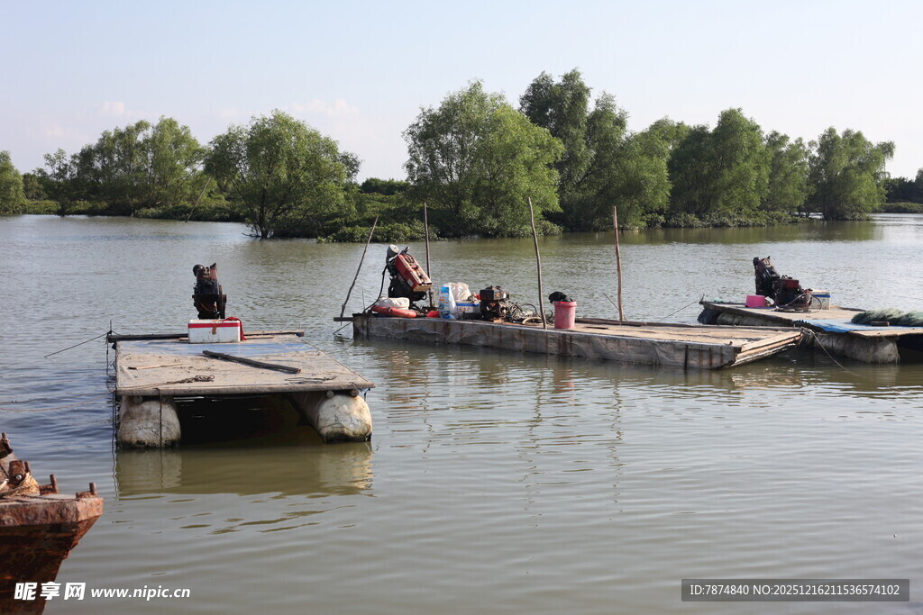 河岸码头众人乘船场景