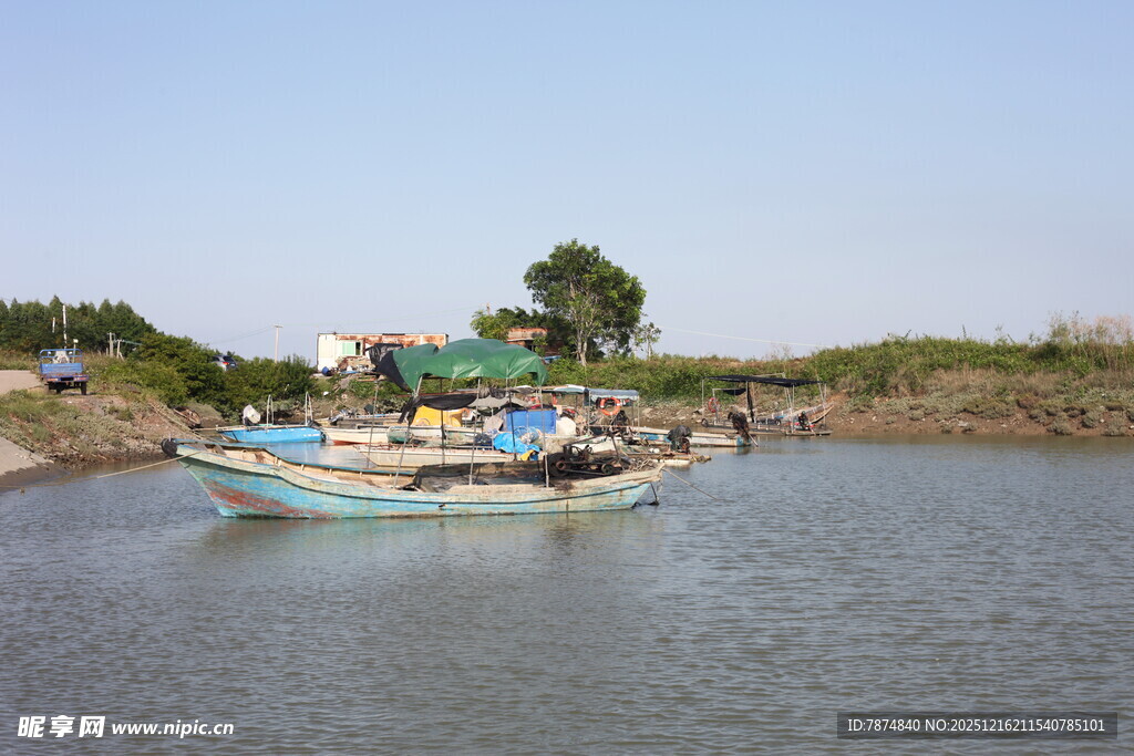 河上停泊的多彩渔船