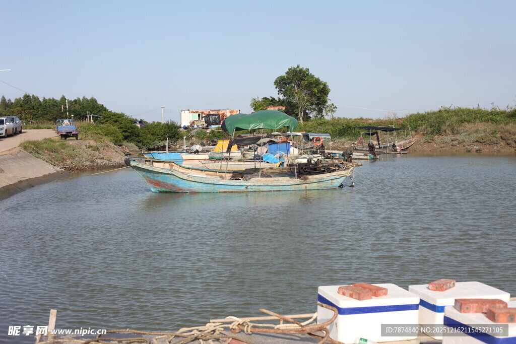 岸边停泊的多彩渔船