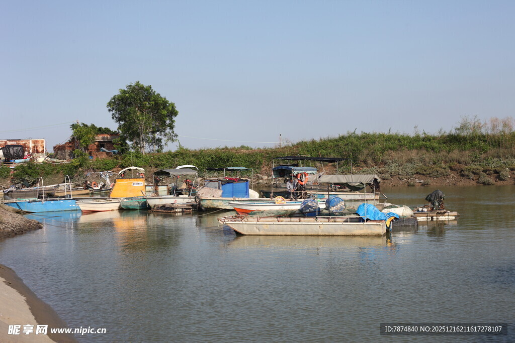 湖畔停泊的多彩船只