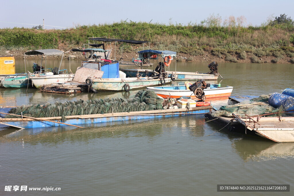 河边停泊的多彩船只