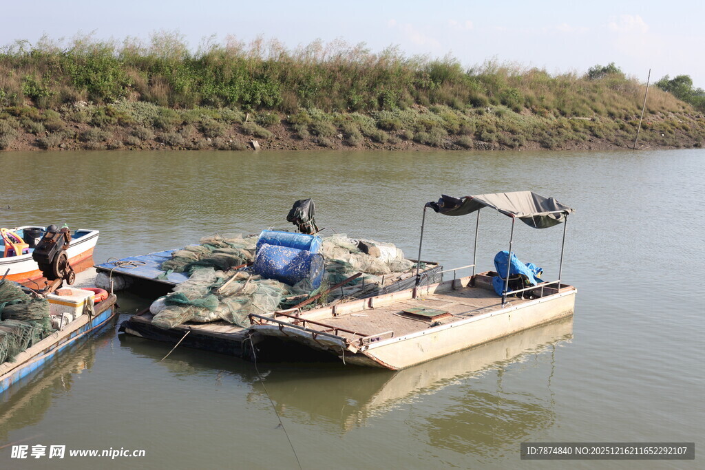 河上停泊的几艘简易船只