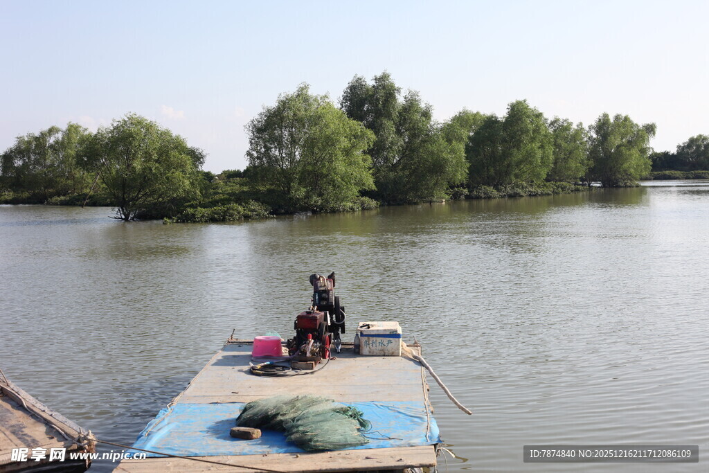 河上平台垂钓场景