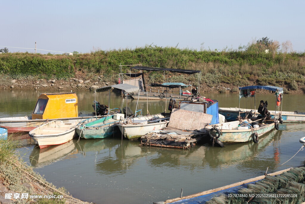 河边停泊的多彩船只