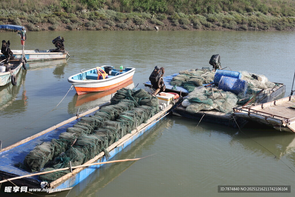河上渔船与渔民劳作场景