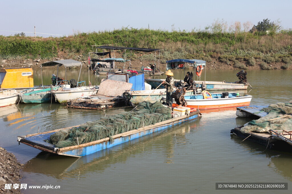 河畔停泊的多彩渔船