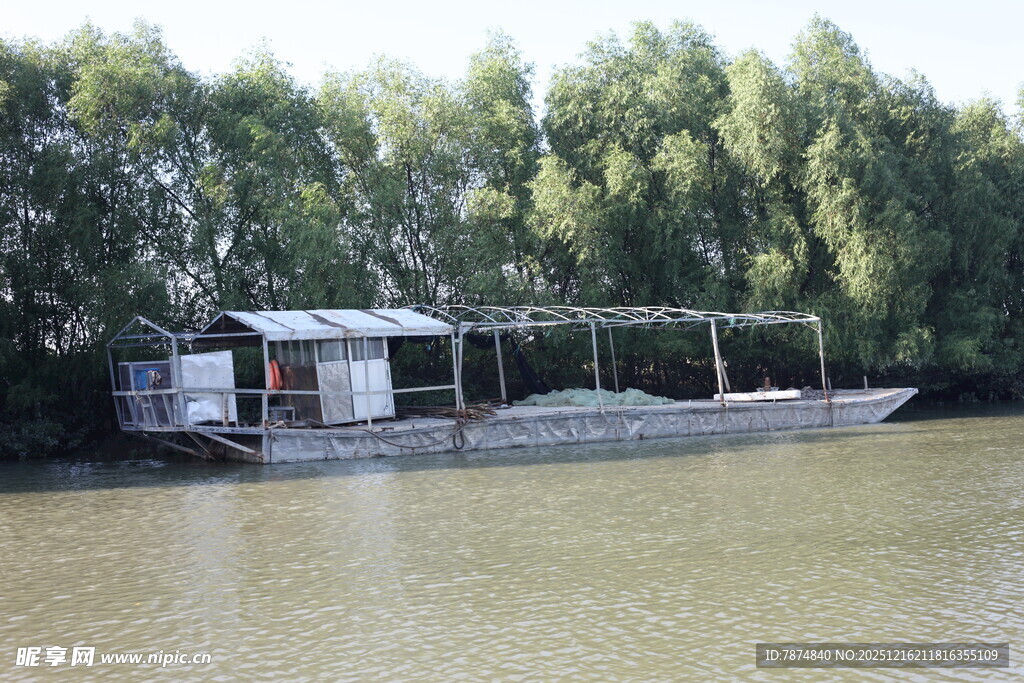 河畔停泊的简易船只