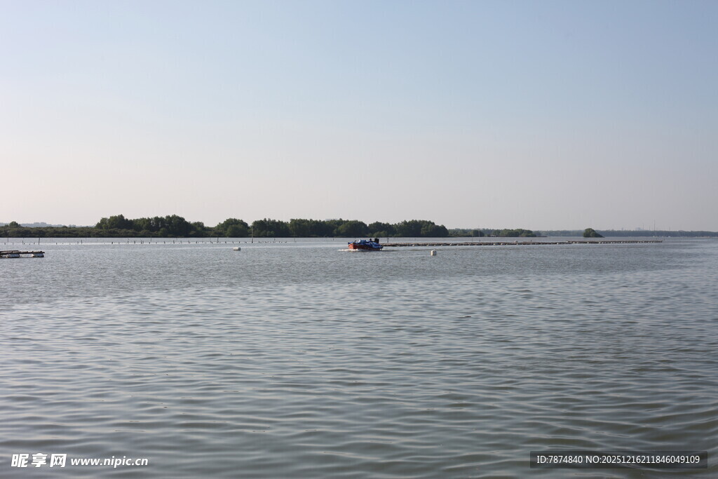 平静湖面与远处岛屿风光