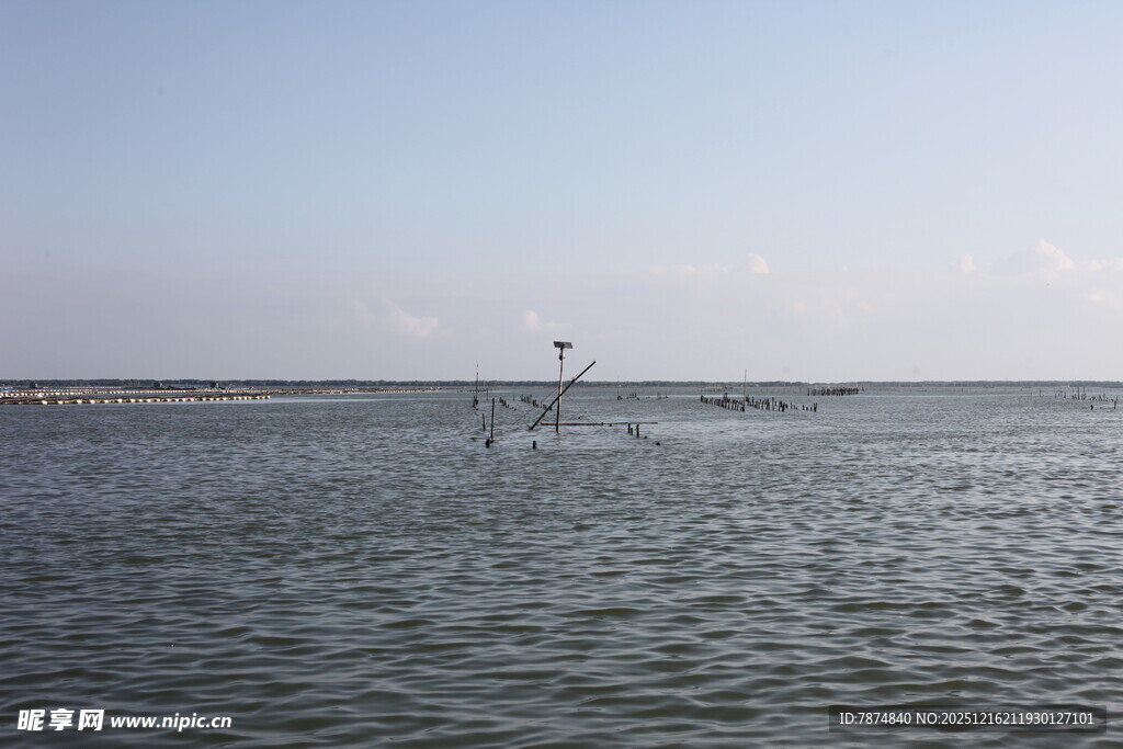 广阔水域中的孤立物体