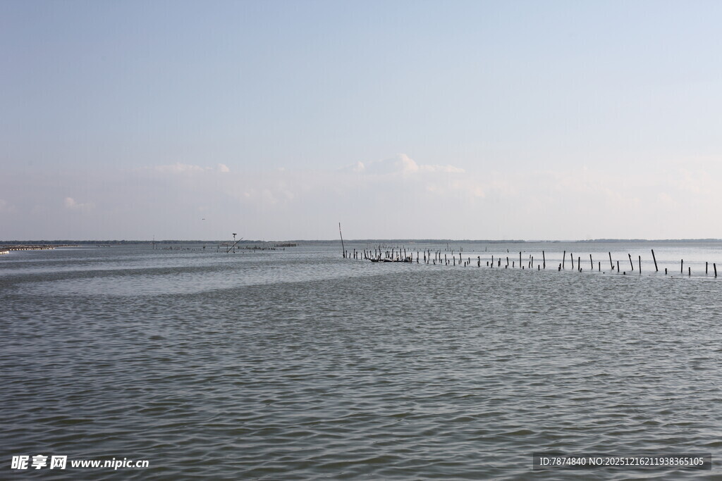 海边延伸的栈桥景观