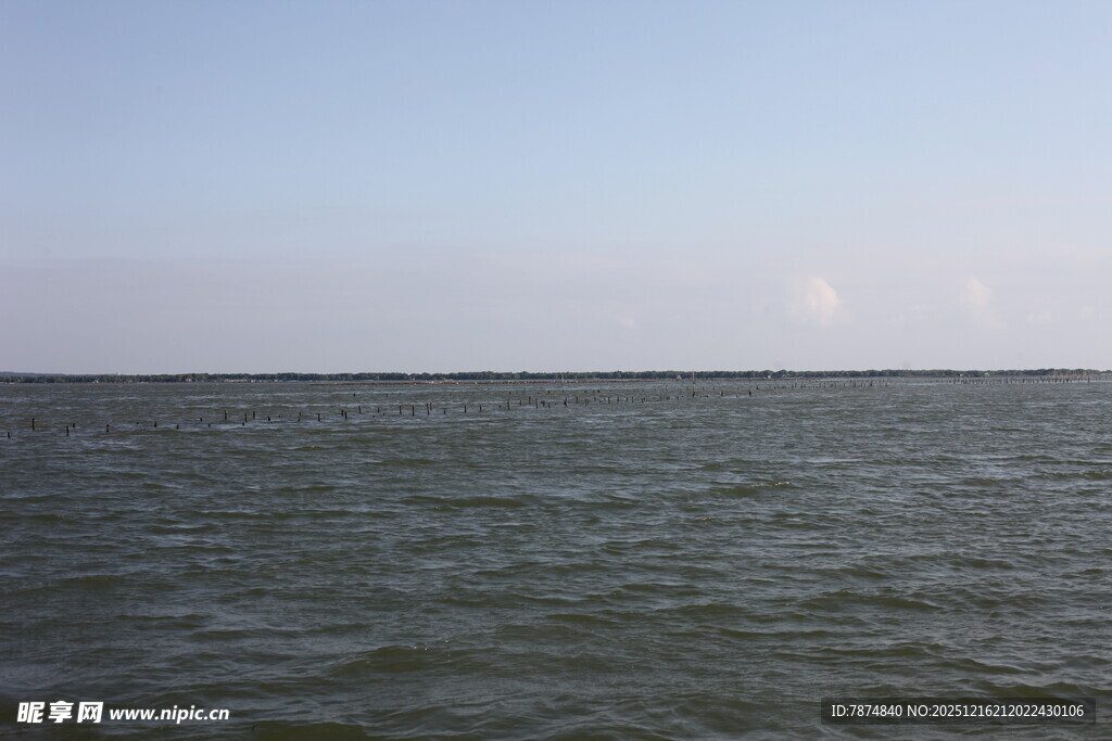 广阔海面天际微光