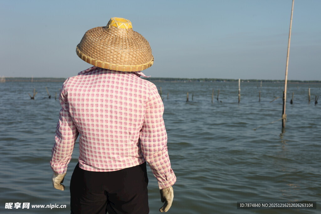 海边戴斗笠的背影女人