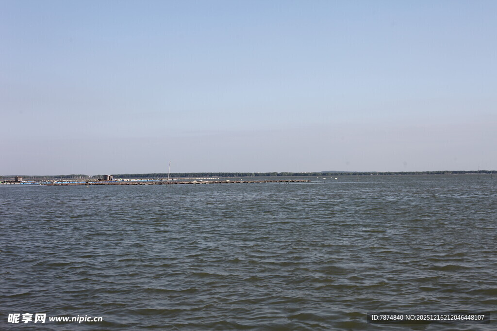 广阔水域风景