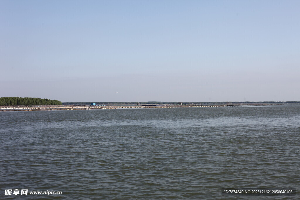 宁静辽阔的海边景象