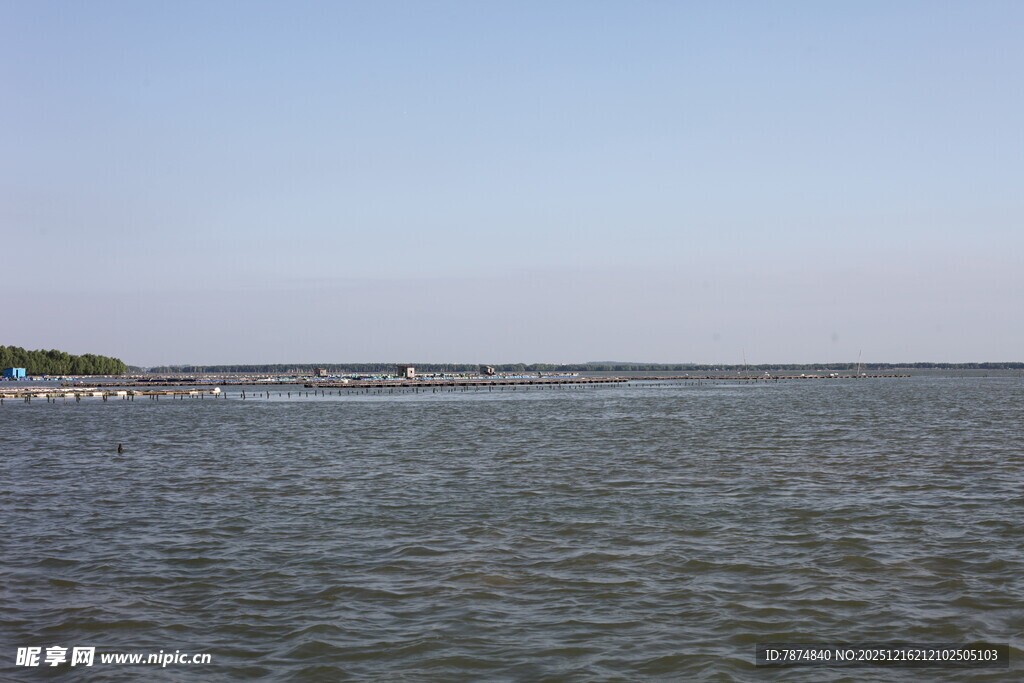 广阔海面与远处桥梁景象