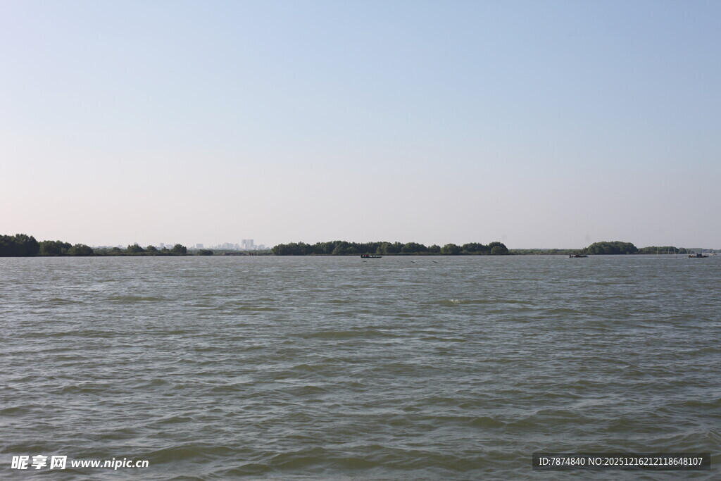 广阔水域与远处岸景