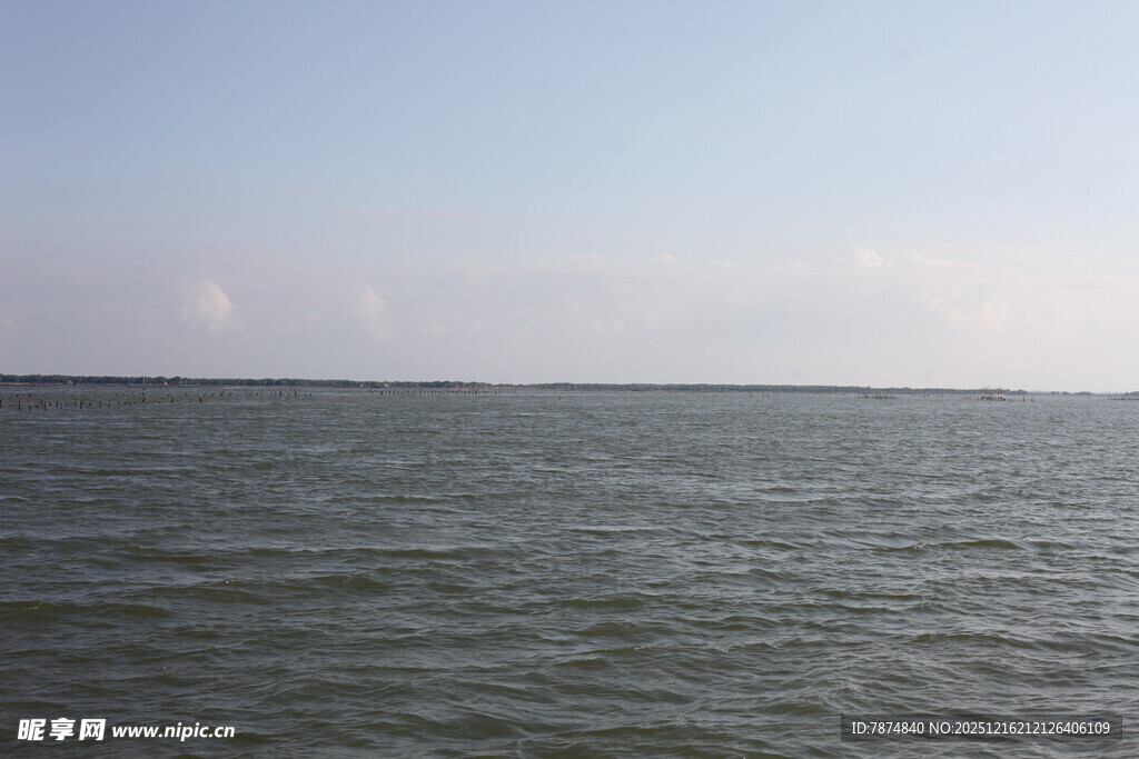 广阔海面蓝天相伴