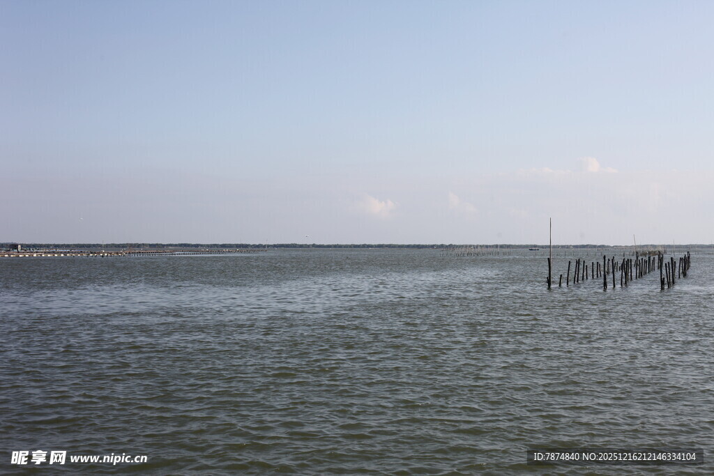 海边广阔水域与远处人影