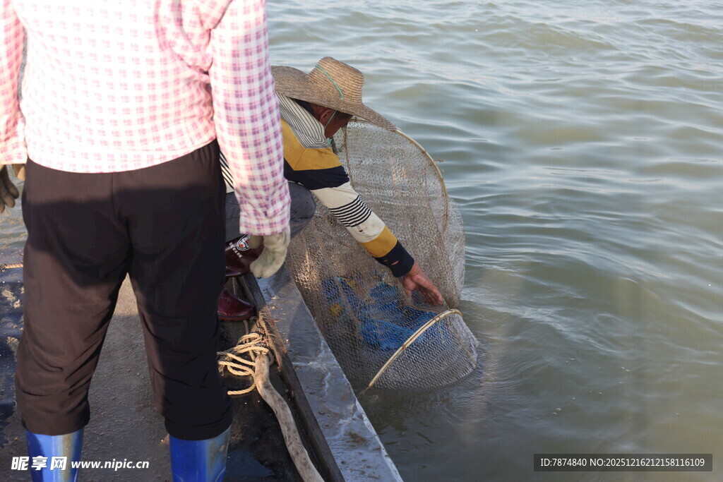 渔民船上收网捕得大鱼