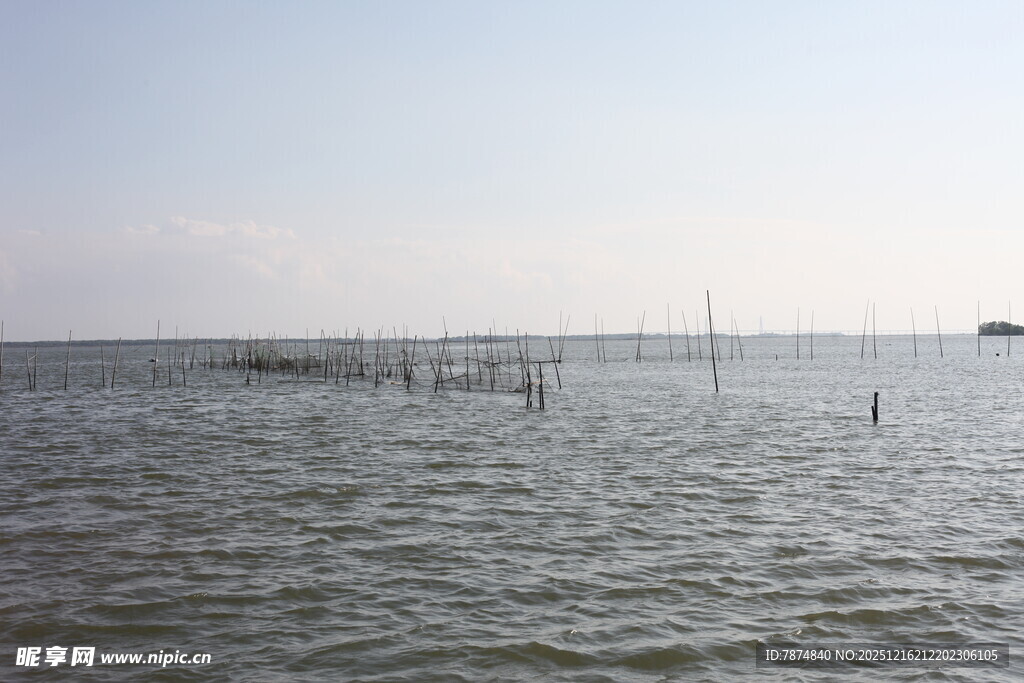 广阔海面与远处养殖设施