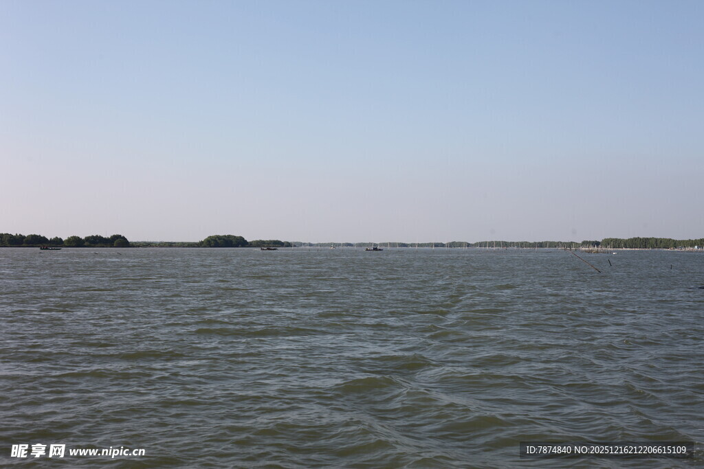 广阔水域的宁静景象