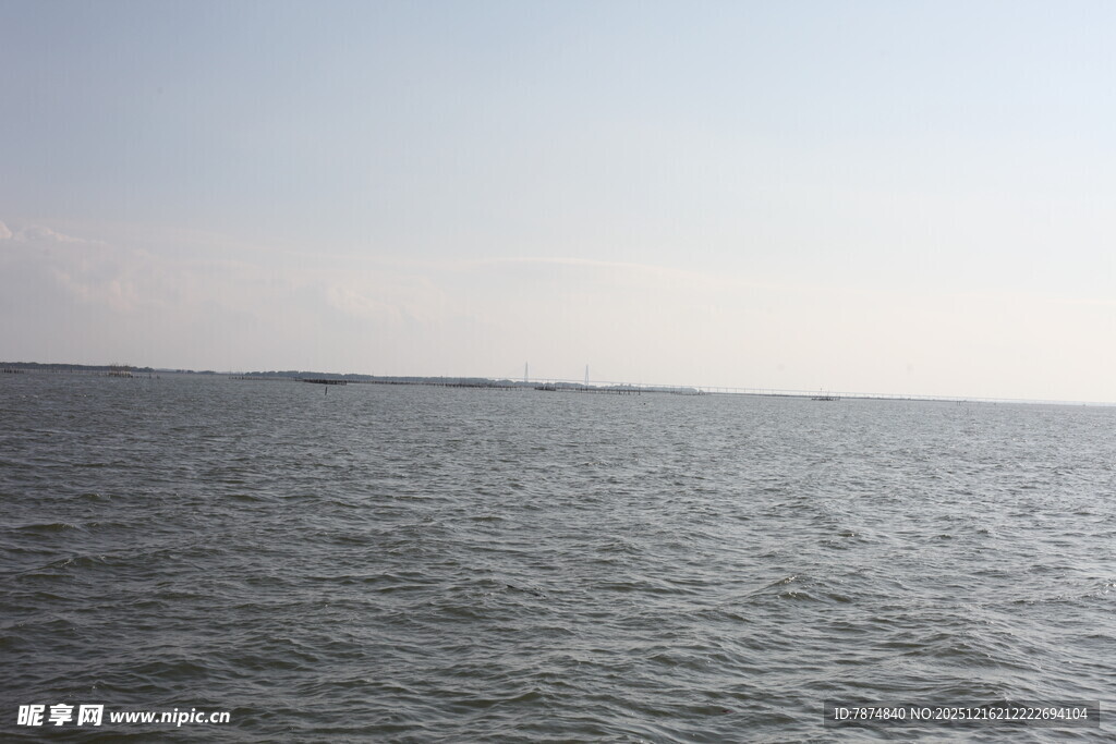 广阔海面的宁静景象