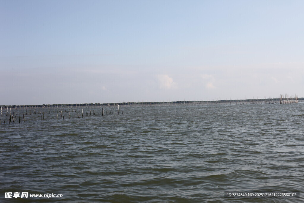 广阔水域的宁静风光