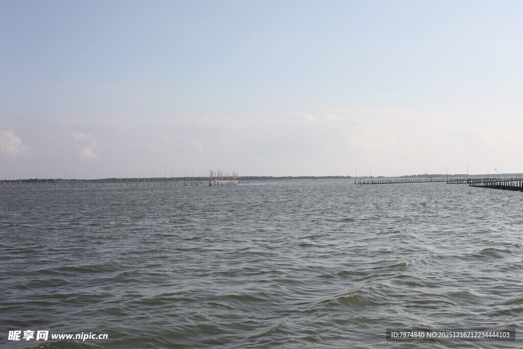 广阔海面的宁静景象