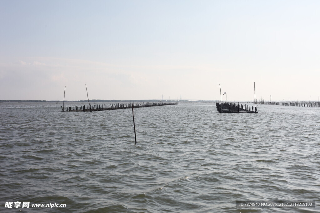 海上船只静泊于广阔水域