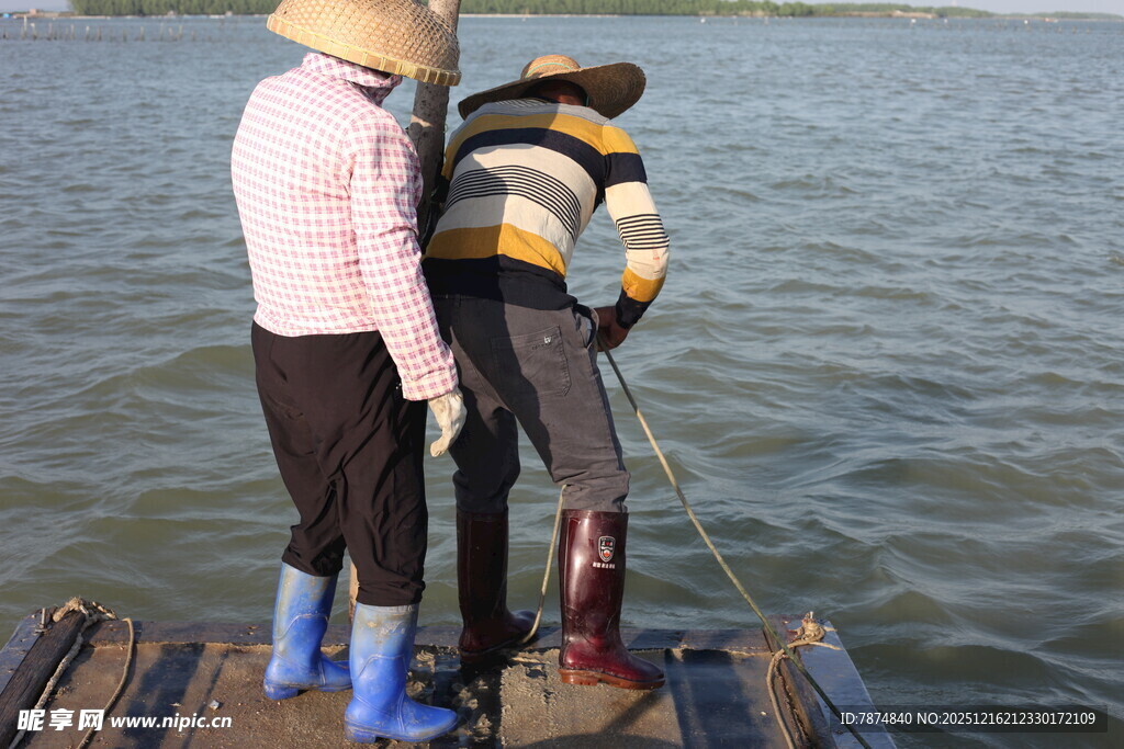 渔民船上撒网劳作场景