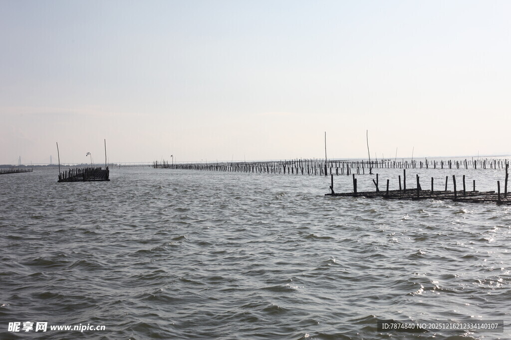 宁静海面与远处栈桥