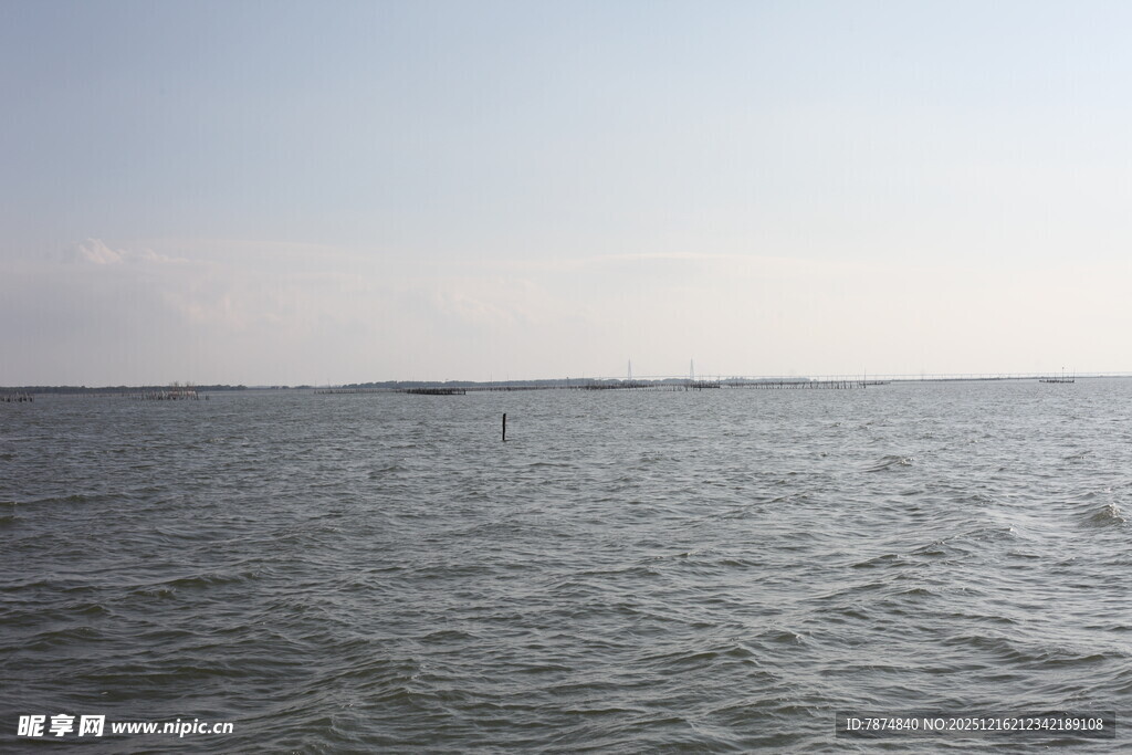 广阔海面的宁静景象