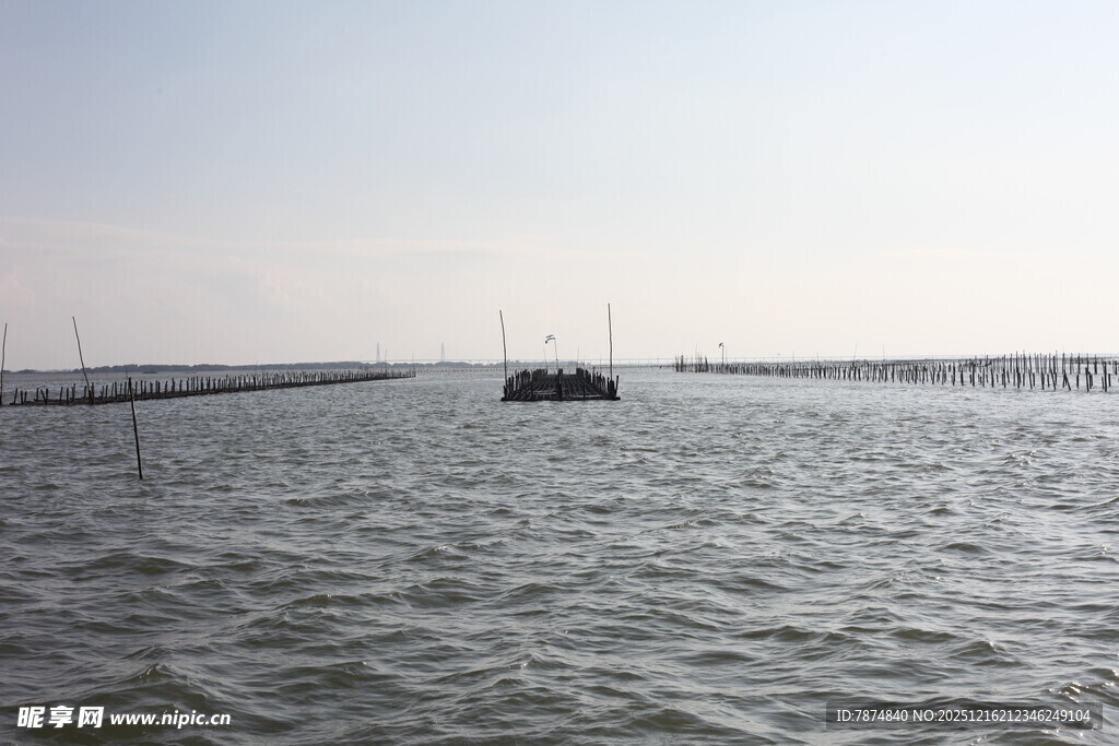 海上船只与远处养殖设施