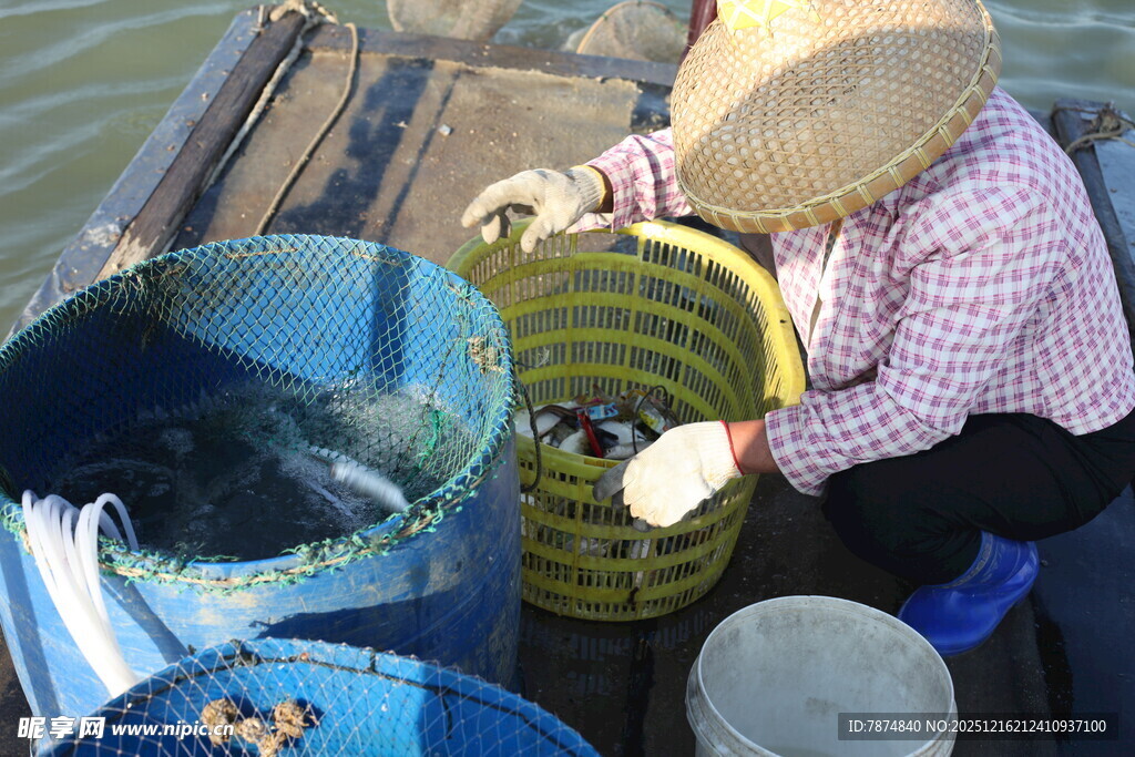 渔民船上分拣捕获的水产
