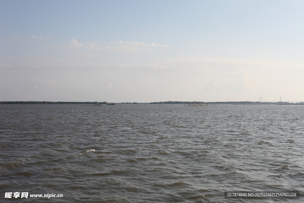 广阔海面的宁静景象