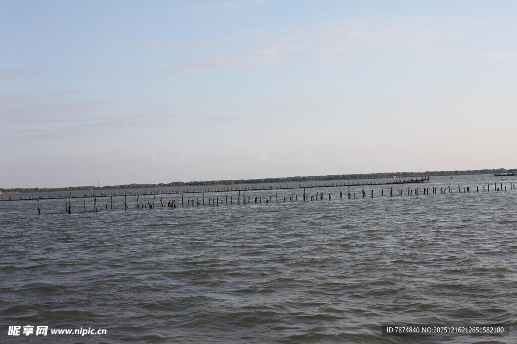 广阔海面与远处栈桥景观