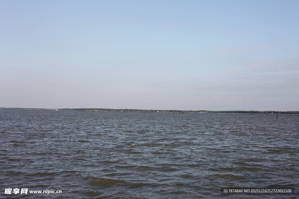 广阔水域的宁静景象