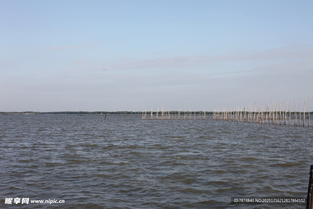 广阔海面与远处栈桥景观