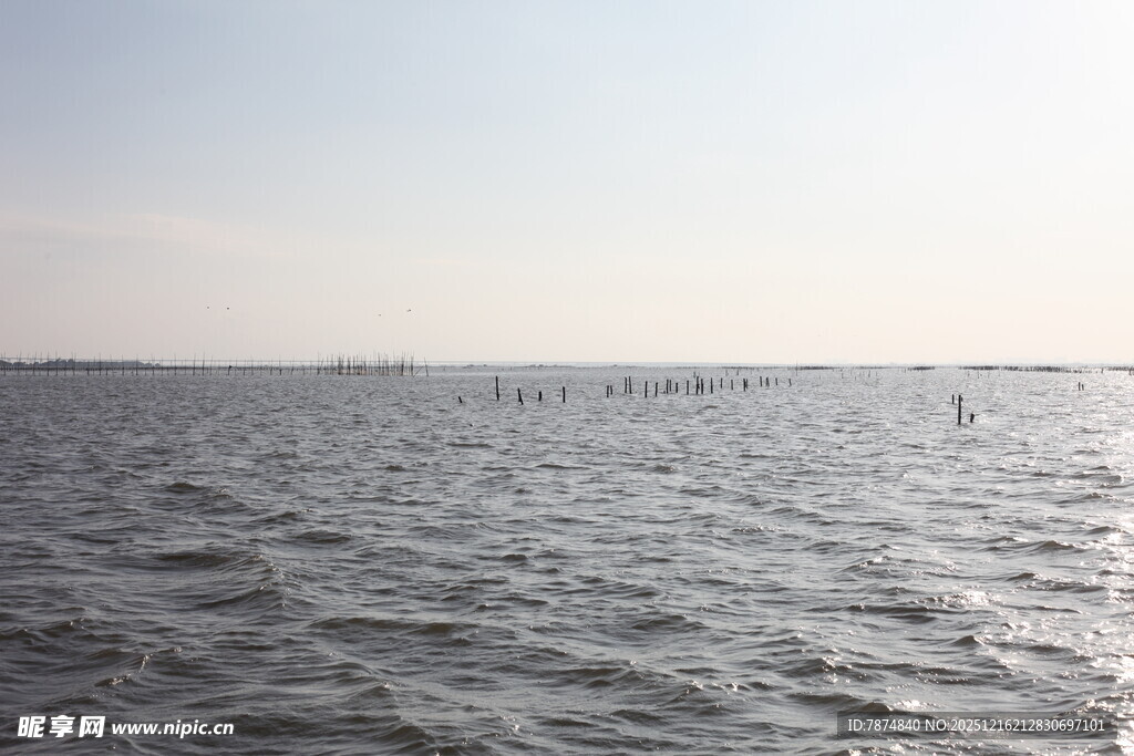 广阔海面远处隐约人影